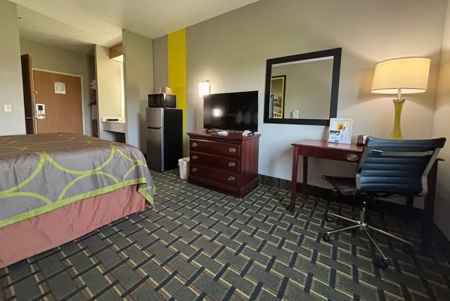 غرفة بسرير كينج لذوي الإعاقة، Super 8 by Wyndham Mt. Carmel IL 7/10