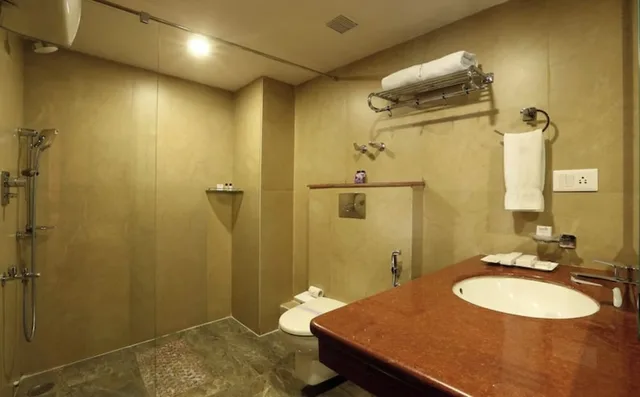 Family Suite, 2 Queen Beds, Valley View، Fairmount Hotel Shimla 4/4