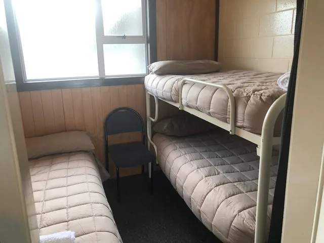 كابينة صغيرة بسرير مزدوج وسرير فردي وسرير بطابقين بحمام مشترك بمطبخ، Greymouth Seaside Top 10 Holiday Park 2/3