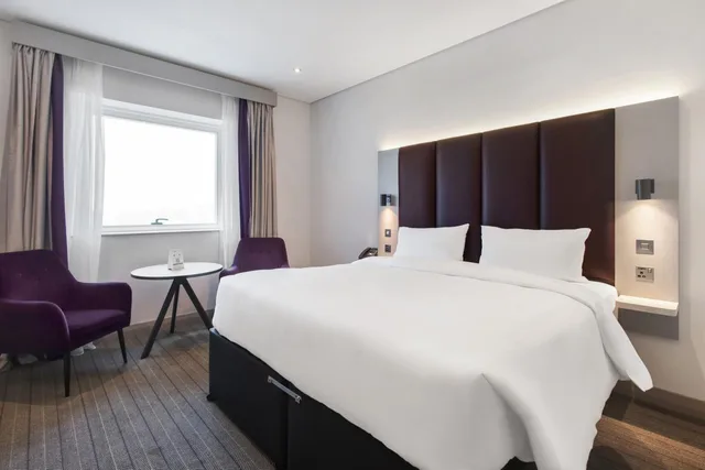 New Style, King Bed, Smoking، Premier Inn Abu Dhabi Capital Centre 4/10