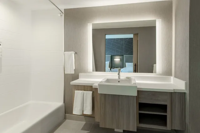 جناح بسرير كينج مع سرير سحّاب إضافي لذوي الإعاقة، SpringHill Suites Chester 4/5