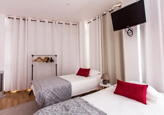 غرفة عائلية بثلاثة أسرّة بحمام خاص، Central Guest House 3/6