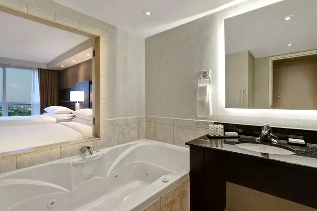 Room, 3 Queen Beds, Canadian Us Falls View، Embassy Suites By Hilton Niagara Falls Fallsview 2/2