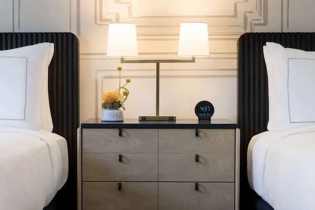 غرفة بسريرين كوين بحوض استحمام لذوي الإعاقة، 106 Jefferson Huntsville, Curio Collection by Hilton 3/6
