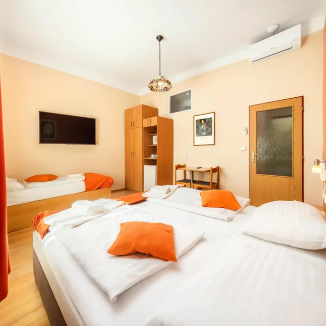 غرفة ثلاثية بسرير فردي، Hotel Golden City Garni 4/8