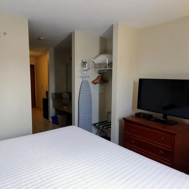 Deluxe, Suite, King Bed, Travelodge By Wyndham Stony Plain 3/8