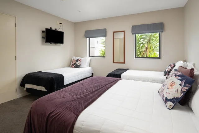 2 Bedrooms, Panoramic, Apartment, 1 Single and 2 Queen Beds, Sea View، Harbour View Motel 3/8