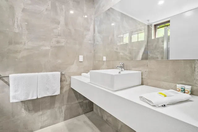 Deluxe, 1 Queen and 1 Single Bed, Courtyard Area، Sherbourne Terrace Hotel 3/3