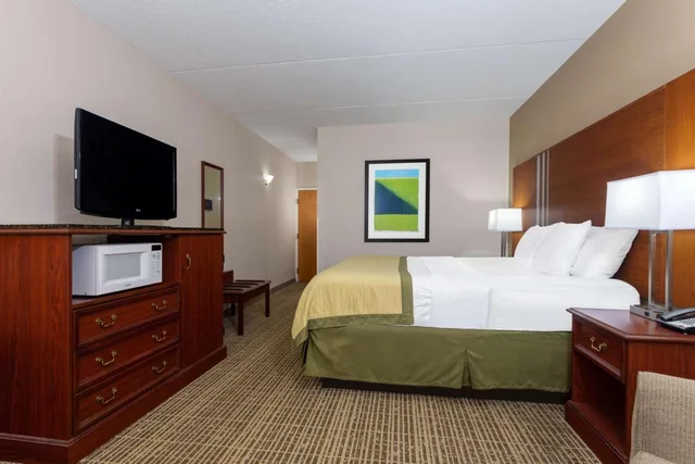 غرفة بسرير كينج لذوي الإعاقة، Baymont By Wyndham Elkhart 4/6
