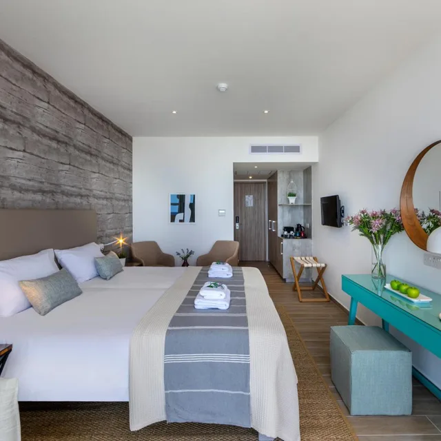 غرفة ديلوكس تنفيذية مع دخول الصالة، Leonardo Plaza Cypria Maris Beach Hotel And Spa - Adults Only 2/6