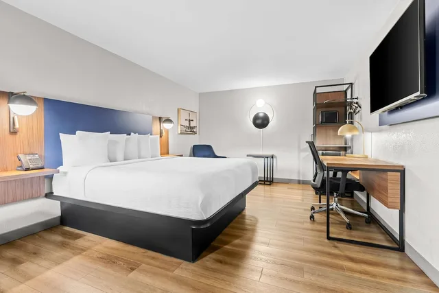 غرفة بريميير بسرير كينج، La Quinta Inn Huntsville Research Park 2/8