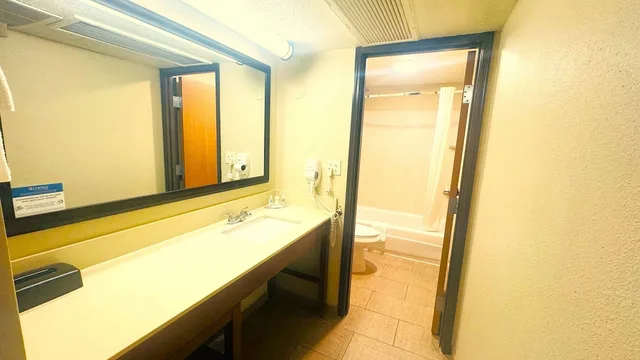 جناح بسرير كينج مع أريكة، Comfort Inn Downtown Salt Lake City, UT 6/8