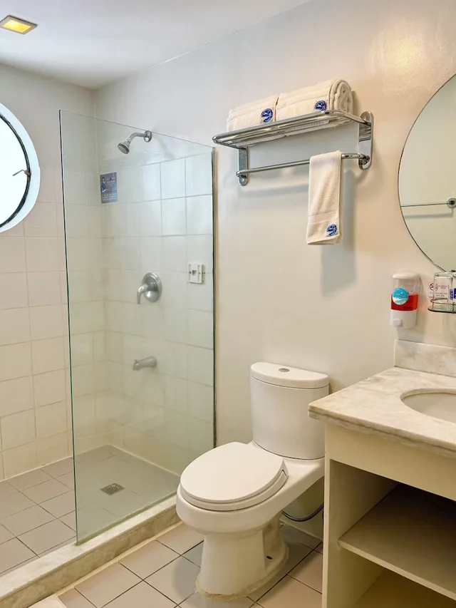 غرفة قياسية بسرير كوين، The Clipper Hotel 3/3
