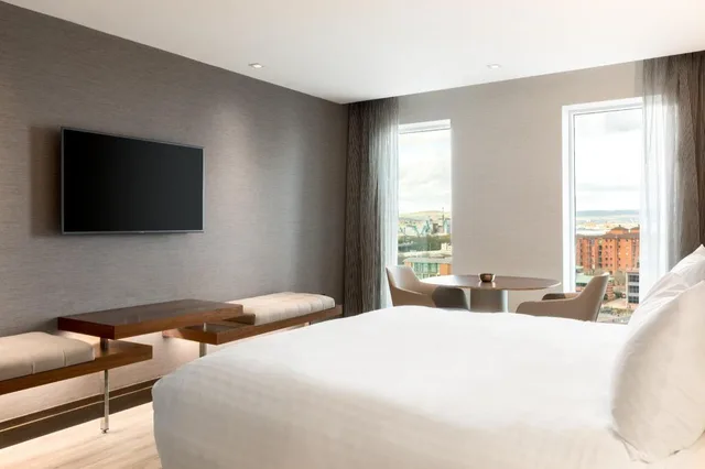 جناح بسرير كينج بإطلالة على النهر بغرفة نوم واحدة مع أريكة، Ac Hotel Belfast 2/3