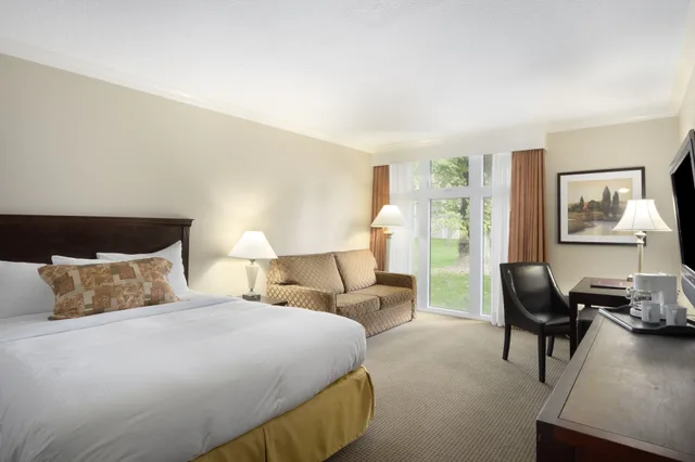 غرفة بسرير كينج، Ramada By Wyndham Cornwall 1/4