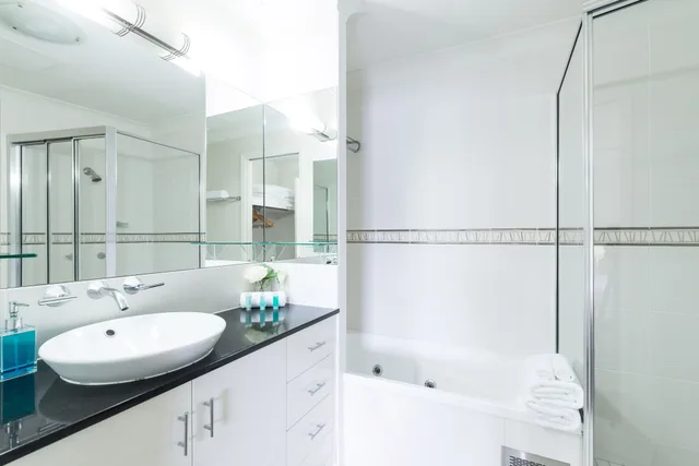 2 Bedrooms, Apartment, Queen and Twin Beds, Water View، Jack Newell Holiday Apartments 9/10