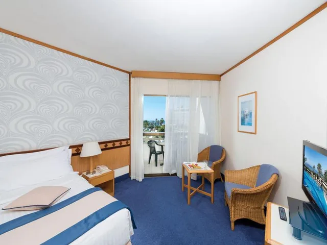 غرفة بسرير مزدوج أو سريرين منفصلين، Constantinou Bros Athena Beach Hotel 1/2