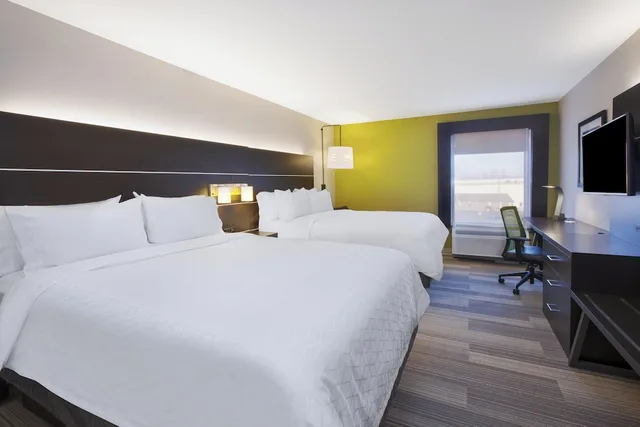 Standard, 2 Queen Beds, Holiday Inn Express Tiffin 1/2