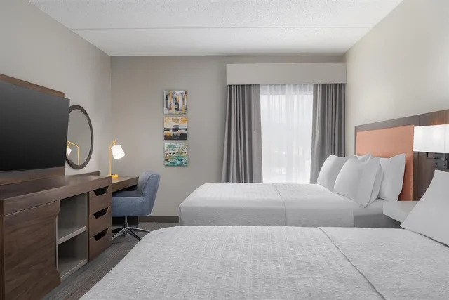 جناح بسريرين كوين مع أريكة بمطبخ صغير، Hampton Inn Altoona 1/10