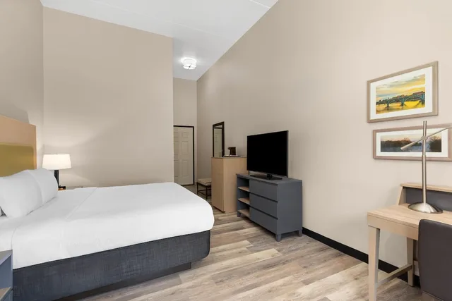غرفة بسرير كينج، La Quinta Inn & Suites by Wyndham Knoxville West 1/5