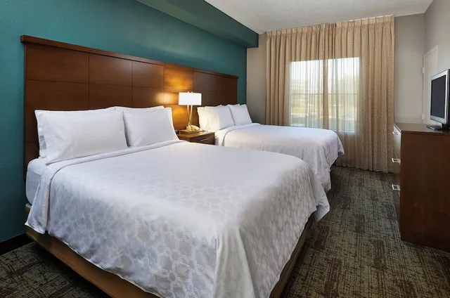جناح بسرير كينج وسريرين كوين بغرفتي نوم بمطبخ لذوي الإعاقة، Staybridge Suites Orlando Airport South 1/15