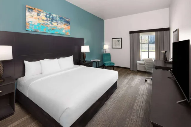 غرفة بسرير كينج بحوض استحمام لذوي الإعاقة، La Quinta Inn & Suites by Wyndham Austin NW/Lakeline Mall 3/7