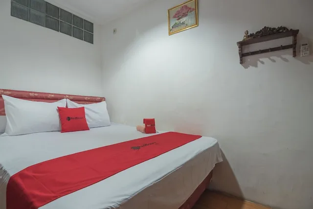 غرفة بسرير مزدوج، RedDoorz Near Margahayu Raya 2/2