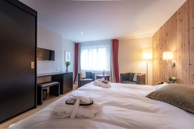 Lodge Room، Hotel Adula 1/7