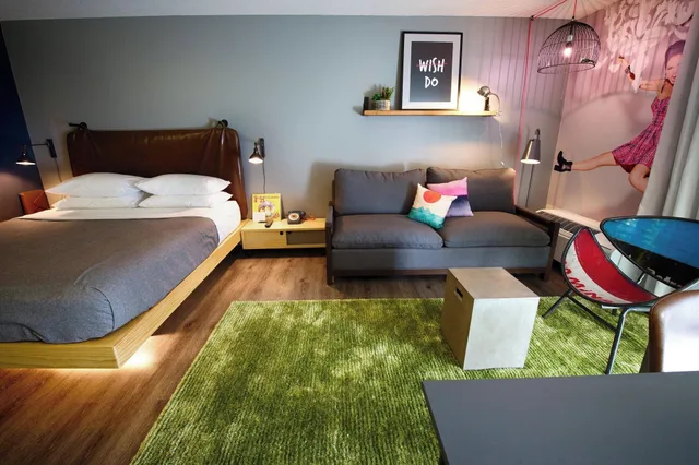 غرفة بسرير مزدوج لذوي الإعاقة، Moxy Phoenix Tempe Asu Area 2/3