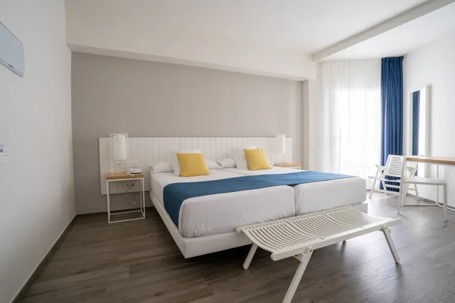 غرفة بسرير مزدوج بشرفة، HOTEL AGARO CHIPIONA 2/2