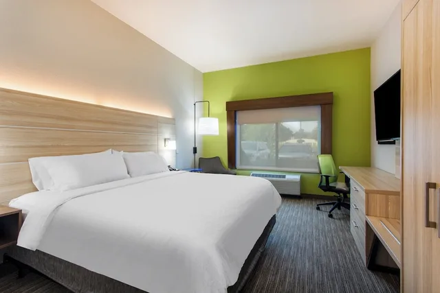Room, King Bed, Accessible, Holiday Inn Express Hotel Suites Lewisburg 1/4