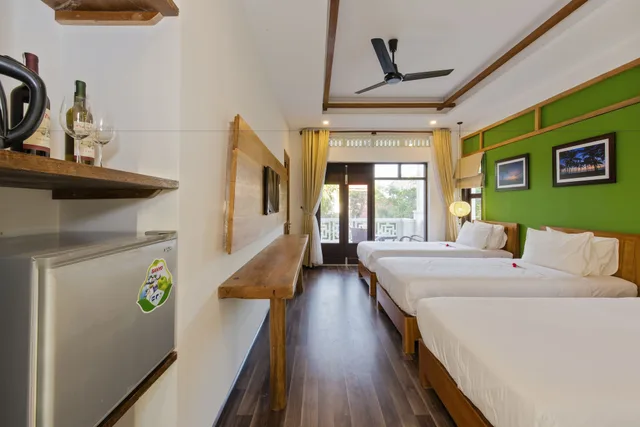غرفة عائلية بسرير كوين وسريرين منفصلين بشرفة، An Bang Beach Side Boutique Homes & Villa 1/4