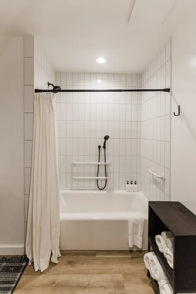 Single, Queen Bed, Accessible, Wonderstone at Glacier 7/10
