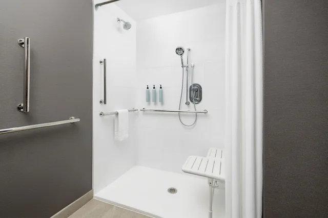 Room, King Bed, Sofa, Accessible, Courtyard By Marriott New Castle 3/5