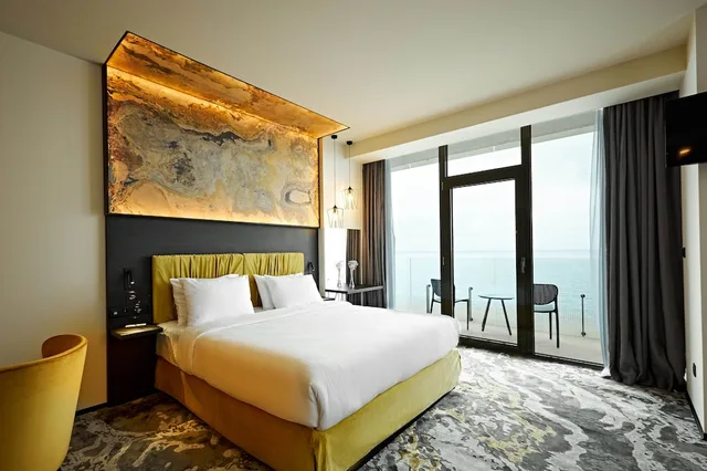 جناح بريميوم بسرير كينج بإطلالة على البحر مع أريكة بمطبخ صغير، Miramare Magnetic Beach Hotel 5/9