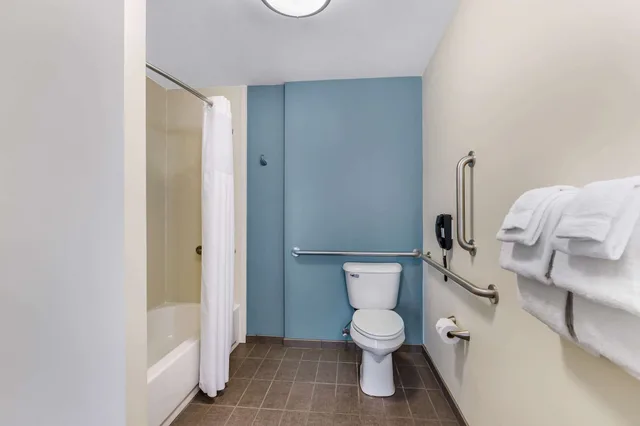 غرفة بسرير كينج لذوي الإعاقة، Sleep Inn and Suites Ames near ISU Campus 3/3