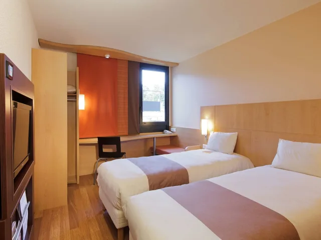 غرفة قياسية بسرير مزدوج وسرير فردي، Ibis Guingamp - Coeur De Bretagne 1/7