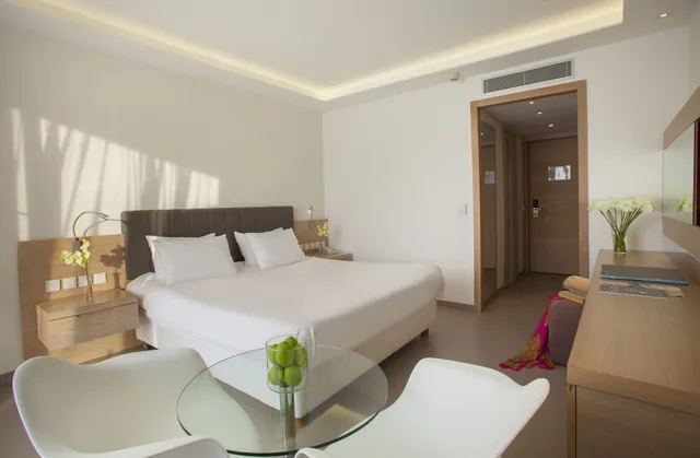 غرفة عائلية بسريرين منفصلين بإطلالة على المدينة، Royal Apollonia 5/8