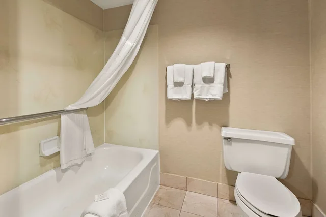 غرفة بسرير كينج، Hotel RL Cleveland Airport West 4/4