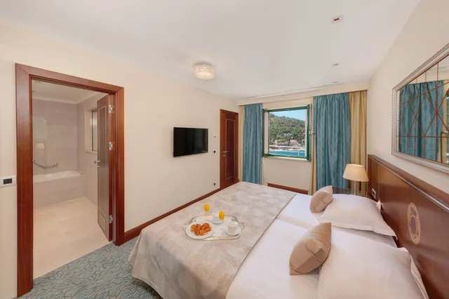 جناح جونيور بسرير مزدوج بشرفة بغرفة نوم واحدة بإطلالة جزئية على البحر مع أريكة، Hotel More Dubrovnik - Adults Only 1/10