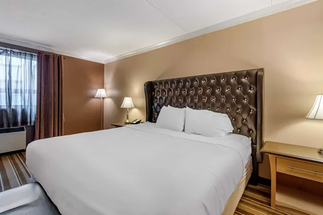 جناح بسرير كينج بغرفتين مع أريكة، Best Western Marquis Inn and Suites 2/3