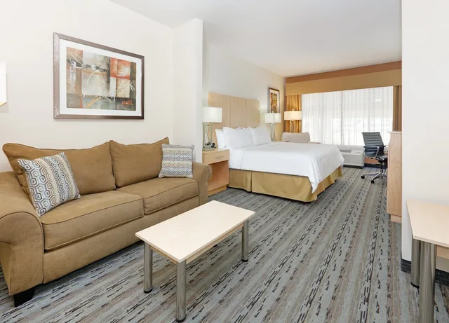 جناح بسرير كينج مع أريكة لذوي الإعاقة، Holiday Inn Express Suites San Antonio Brooks City Base 2/6