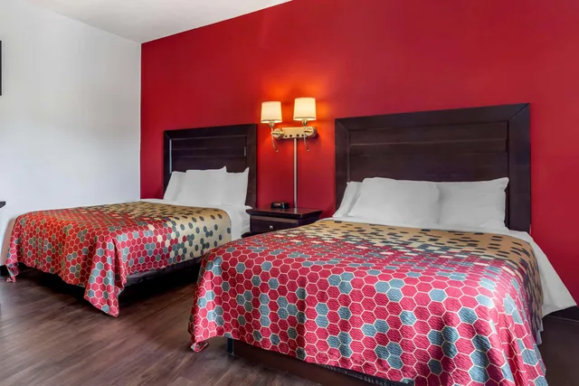 غرفة بسريرين مزدوجين للمدخنين، Econo Lodge Lee - Great Barrington 2/3