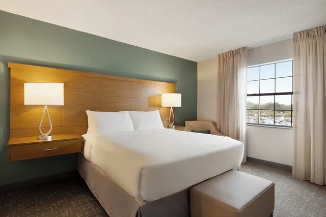 جناح بسرير كوين بغرفة نوم واحدة بمطبخ لذوي الإعاقة، Staybridge Suites Tampa East Brandon 3/6