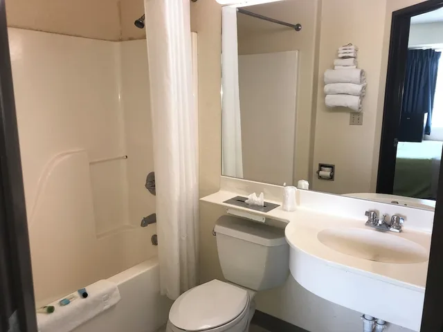 Deluxe, Single, King Bed, Travelodge by Wyndham Chadron 6/8