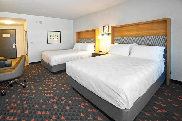 غرفة قياسية بسرير كينج وسريرين كوين، Holiday Inn & Suites Calgary Airport North 4/10