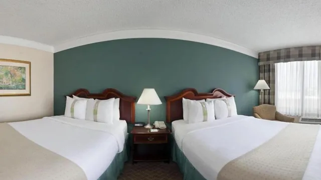 غرفة قياسية بسرير كينج لذوي الإعاقة، Holiday Inn Cleveland-Mayfield 1/6