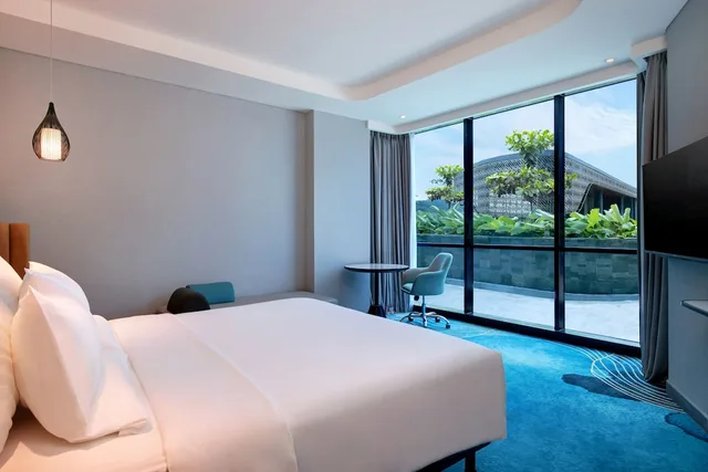 غرفة تنفيذية بسرير كينج، Novotel Yogyakarta International Airport Kulon Progo 1/3
