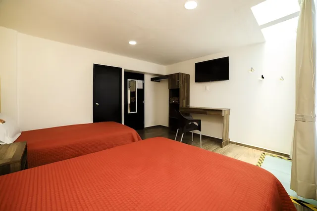 غرفة قياسية ثلاثية بسرير مزدوج وسرير فردي، Capital O Hotel Boutique Las Torres 2/5