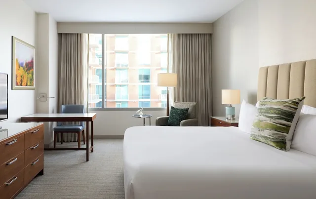 غرفة بريميوم بسرير كينج مع دخول صالة النادي لذوي الإعاقة، Intercontinental Hotels Houston Medical Center 1/6